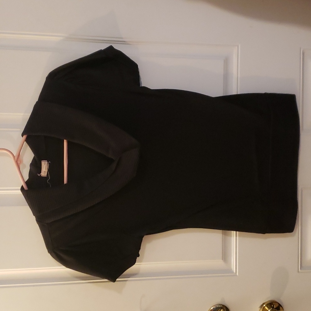 3/$10 Black Short Sleeve Sweater w/Scoop Neck. Sz L